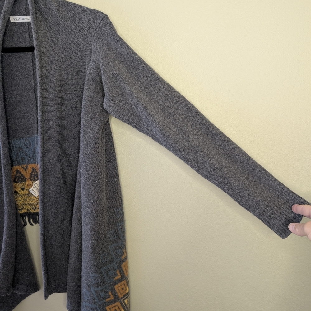Gray Open Front Cardigan with Patterned Hem - image 5